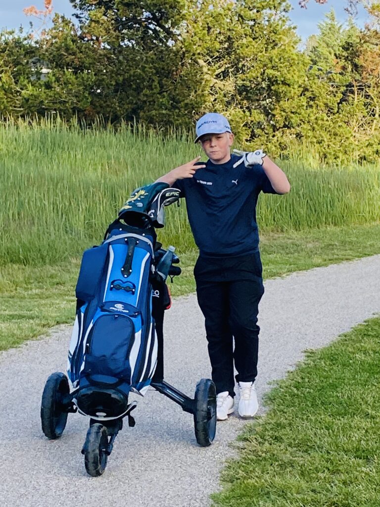 En fantastisk dag med juniorgolf i Aalborg Golfklub – fuld af golfmagi, smil og familieglæde. Jonas og Rasmus leverede flotte runder på en bane i topklasse.