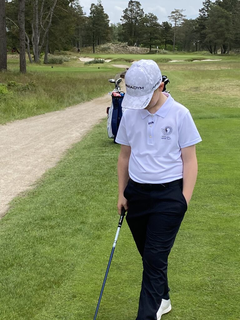 Rasmus er klar, men nervøs inden han skal slå ud på hul 13